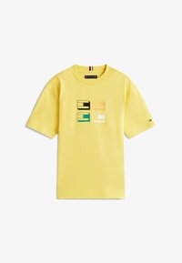 Tommy Hilfiger 3D FLAG GRAPHIC - T-Shirt print - yellow dahlia