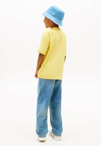 Tommy Hilfiger 3D FLAG GRAPHIC - T-Shirt print - yellow dahlia