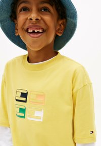 Tommy Hilfiger 3D FLAG GRAPHIC - T-Shirt print - yellow dahlia