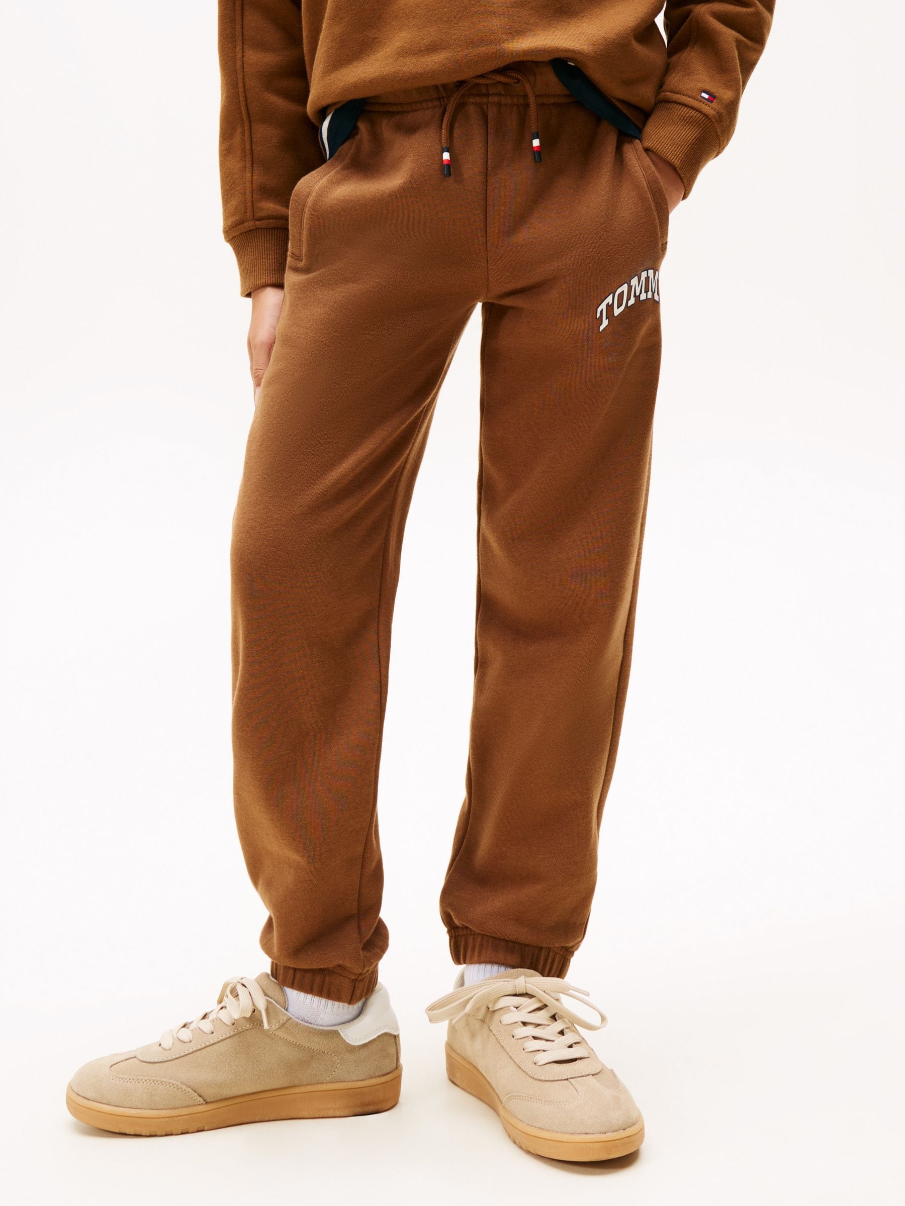 بني - بنطلون رياضي فليس بطبعة شعار فارسي من Tommy Hilfiger