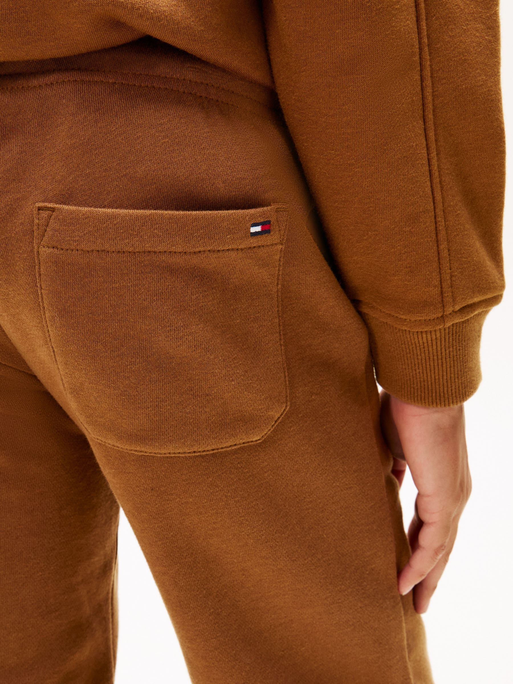 بني - بنطلون رياضي فليس بطبعة شعار فارسي من Tommy Hilfiger