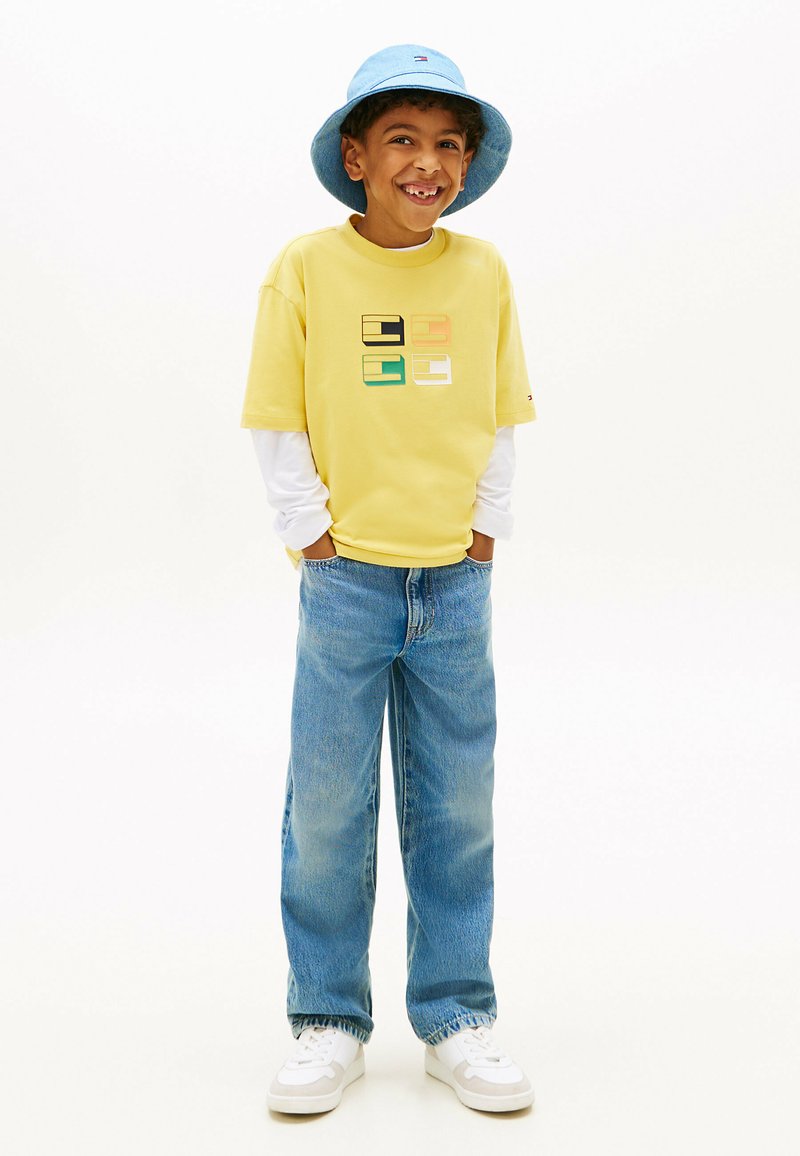 Tommy Hilfiger 3D FLAG GRAPHIC - T-Shirt print - yellow dahlia