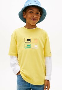 Tommy Hilfiger 3D FLAG GRAPHIC - T-Shirt print - yellow dahlia